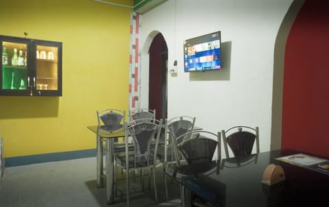 Restaurant/places to eat, TV and multimedia, Living room, Seating area