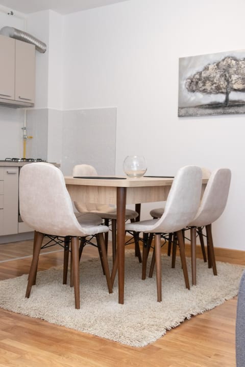 Kitchen or kitchenette, Seating area, Dining area