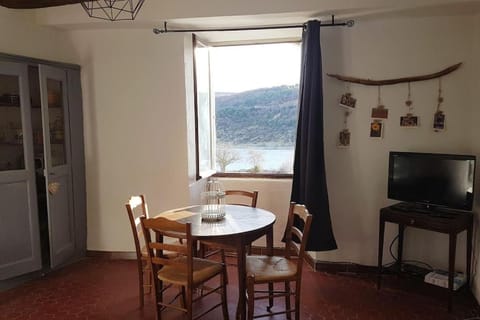 Appartement face au lac Apartment in Bauduen