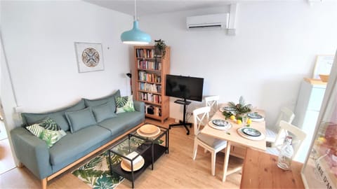 TV and multimedia, Living room, Seating area, Dining area, air conditioner