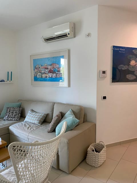 TV and multimedia, Living room, Seating area, air conditioner