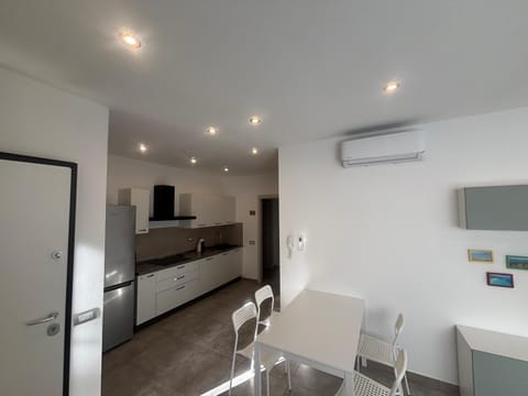 TV and multimedia, Kitchen or kitchenette, Living room, Seating area, Dining area, oven, air conditioner