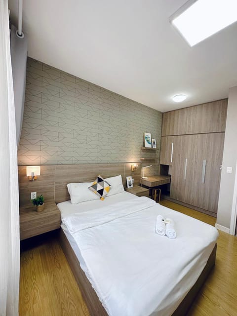 Bed, Bedroom, towels, wardrobe