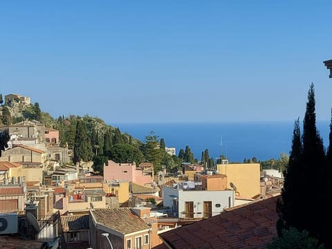 Nearby landmark, Natural landscape, View (from property/room), Balcony/Terrace, City view, Mountain view, Sea view