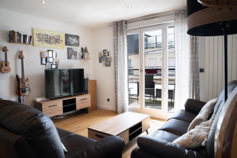 Communal lounge/ TV room, TV and multimedia, Living room, Seating area, Evening entertainment