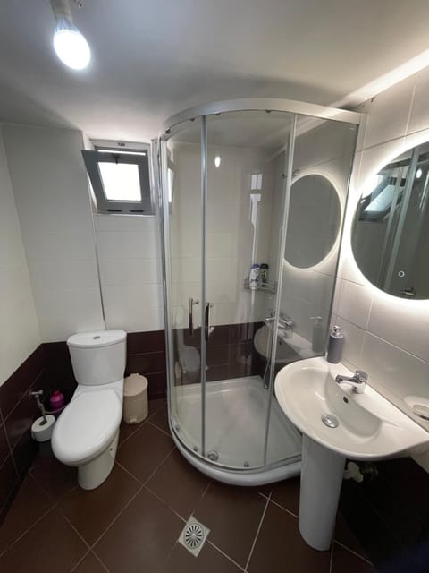 Shower, Toilet, Bathroom, bidet, towels