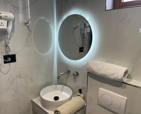 Shower, Toilet, Bathroom, towels