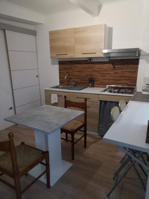 Kitchen or kitchenette, Dining area, stove