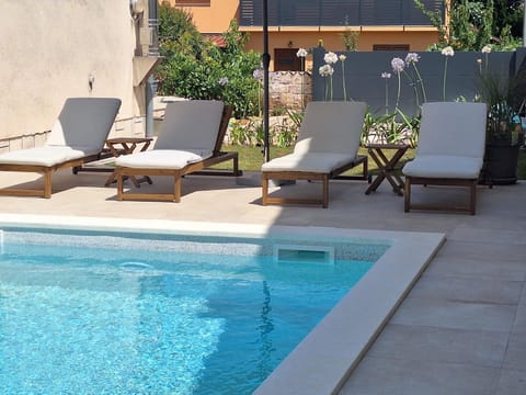 Property building, Swimming pool, sunbed
