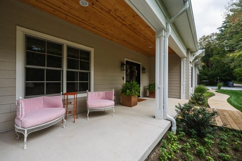 Bold Stump Cottage House in Chikaming Township
