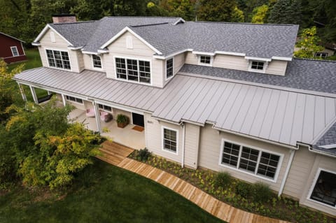 Bold Stump Cottage House in Chikaming Township