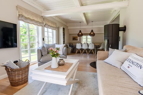 TV and multimedia, Living room, Seating area, Dining area