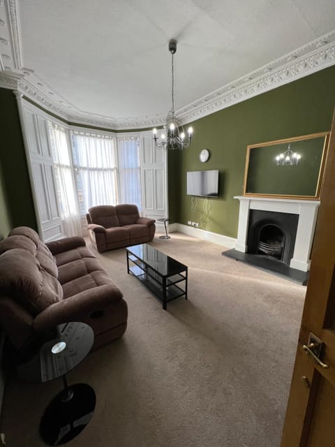 Communal lounge/ TV room, TV and multimedia, Living room, Seating area, Evening entertainment, flat iron