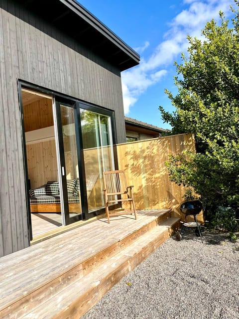 Property building, Patio, Facade/entrance