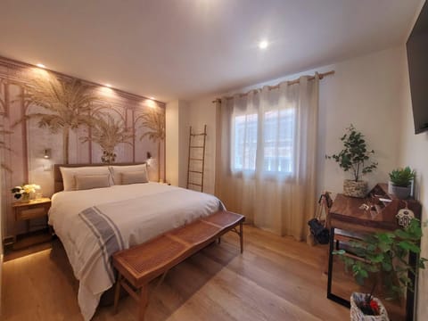 Photo of the whole room, Bedroom