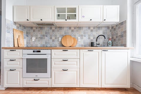 Kitchen or kitchenette, dishwasher, stove
