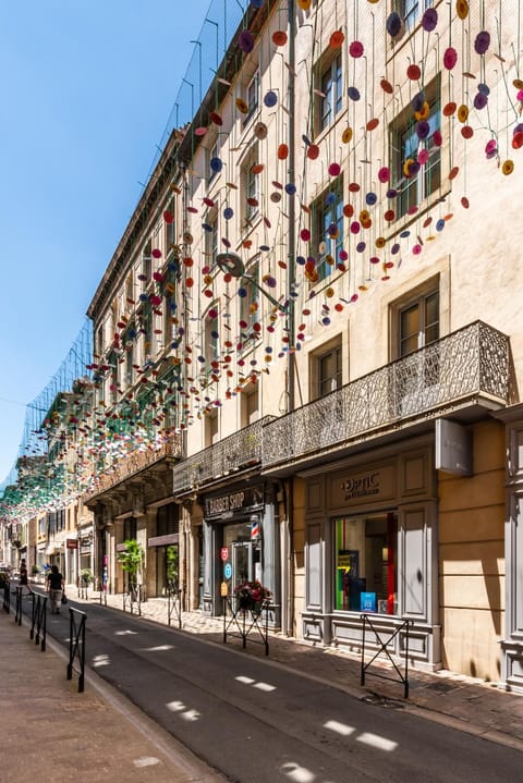 Property building, Neighbourhood, City view, Location