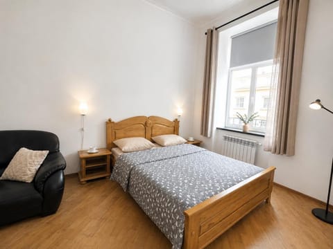 Bed, Photo of the whole room, Seating area, Bedroom