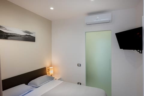 Bed, TV and multimedia, Bedroom, air conditioner