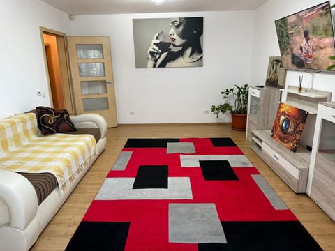 Communal lounge/ TV room, Bed, TV and multimedia, Living room, Photo of the whole room, Decorative detail, Seating area, Evening entertainment, Bedroom