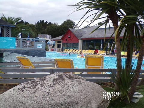 Swimming pool, sunbed