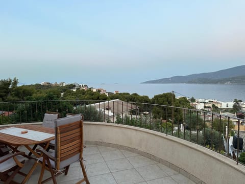 Natural landscape, Balcony/Terrace, Sea view