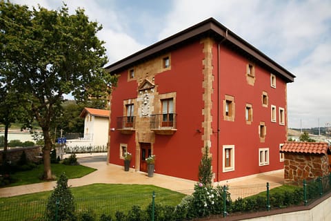 Property building, Facade/entrance, Off site, Property logo or sign, On site, Garden view, Mountain view, Street view, Location, Sunset
