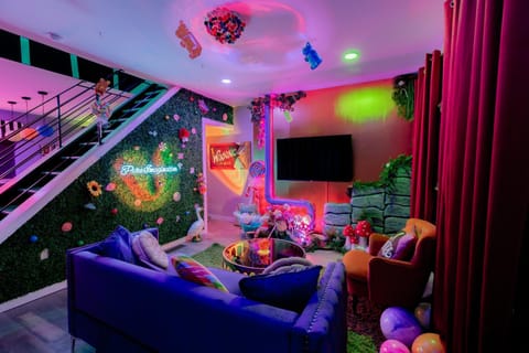 Communal lounge/ TV room, TV and multimedia, Decorative detail, Seating area, Entertainment