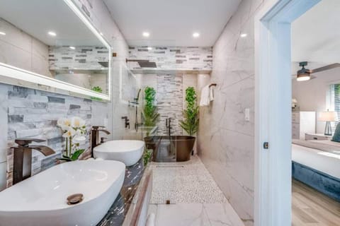 Fox Private Resort-Heated Pool, Spa-Downtown&Beach Villa in Fort Lauderdale