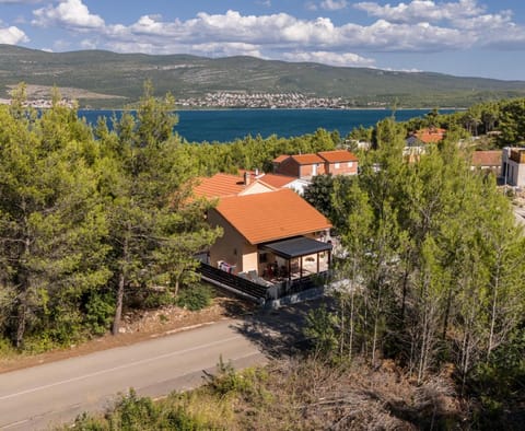 Property building, Nearby landmark, Neighbourhood, Natural landscape, Bird's eye view
