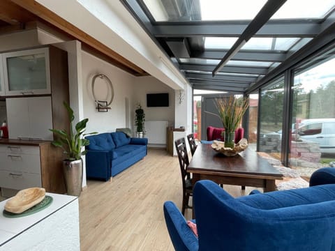 Communal lounge/ TV room, TV and multimedia, Kitchen or kitchenette, Living room, Seating area, Dining area, Evening entertainment