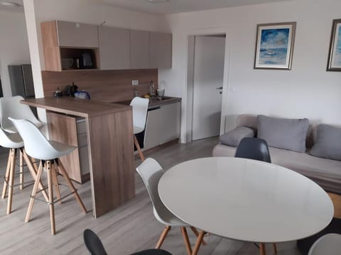 Kitchen or kitchenette, Living room, Seating area, Dining area