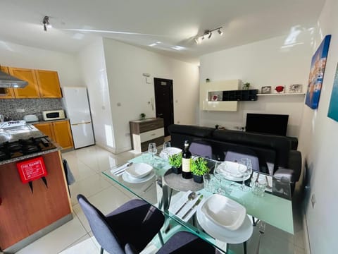 TV and multimedia, Kitchen or kitchenette, Living room, Seating area, Dining area