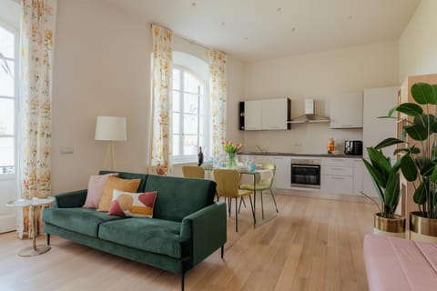 Living room, Dining area, pet friendly, stove