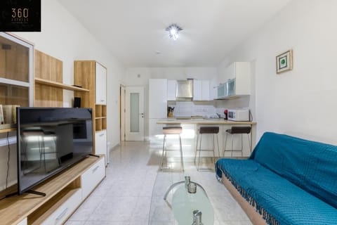 TV and multimedia, Kitchen or kitchenette, Living room, Seating area, Dining area, dishwasher, minibar, oven, stove