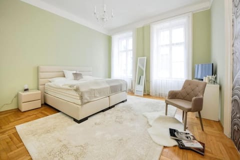 Bed, TV and multimedia, Bedroom
