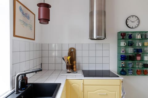 Coffee/tea facilities, dishwasher, stove, kitchen