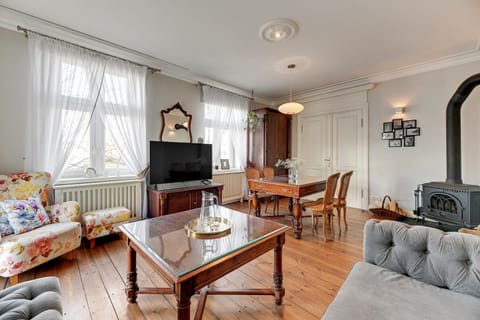 Communal lounge/ TV room, TV and multimedia, Living room, Seating area, Evening entertainment, internet