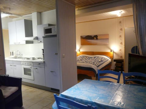 Kitchen or kitchenette, Seating area, Bedroom