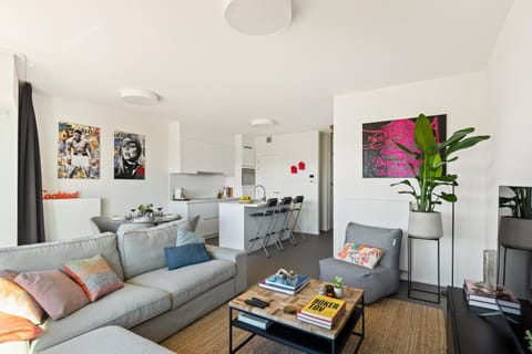 Kitchen or kitchenette, Living room, Seating area, Dining area