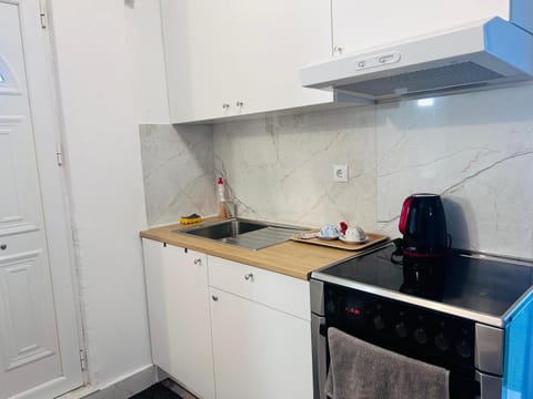 Kitchen or kitchenette, pet friendly, stove