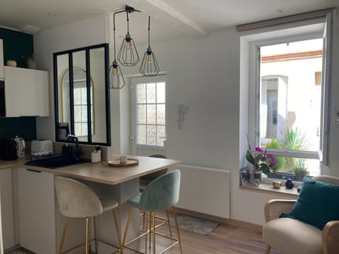 Kitchen or kitchenette, Seating area, Dining area