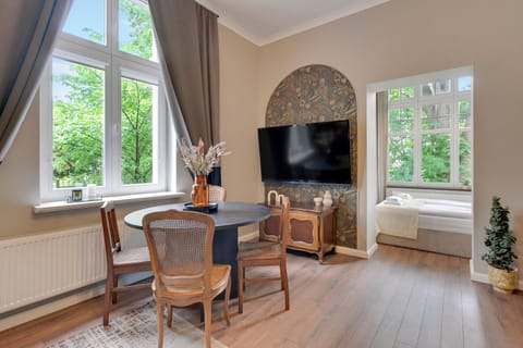 Communal lounge/ TV room, Bed, TV and multimedia, Living room, Photo of the whole room, Seating area, Dining area, Evening entertainment, Bedroom