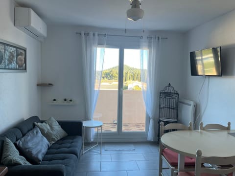Appartement T2, 4 personnes, climatisé, avec piscine, Village de la Mer Apartment in La Londe-les-Maures