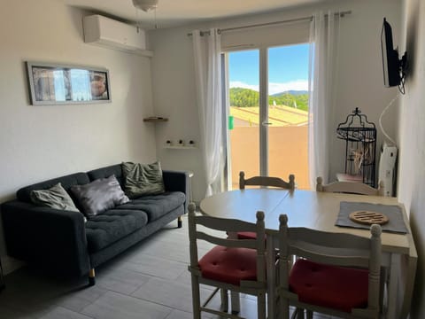 Appartement T2, 4 personnes, climatisé, avec piscine, Village de la Mer Apartment in La Londe-les-Maures