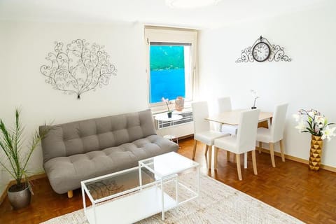 Lake View - Appt Central 2 Bedroom, 1 Bath Apartment in Montreux