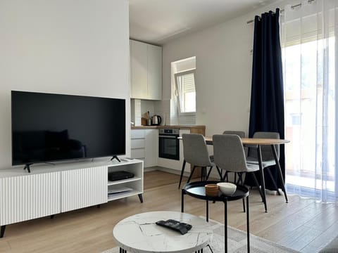 TV and multimedia, Living room, Seating area, Dining area, hair dresser, kitchen