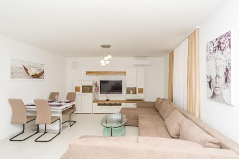 TV and multimedia, Living room, Dining area