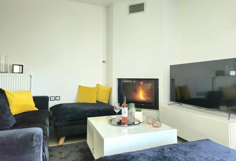 TV and multimedia, Living room, Seating area, fireplace