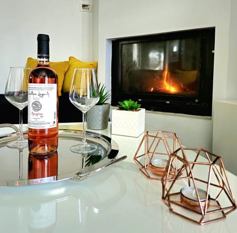 TV and multimedia, Food and drinks, Drinks, Alcoholic drinks, fireplace